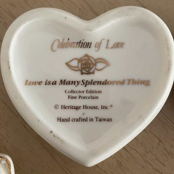 Lot of 2 Heritage House Heart-Shaped Music Trinket Boxes Porcelain Floral Design - Picture 6 of 8